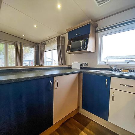 Lovely 6 Berth Caravan With Decking And Wifi In Kent, Ref 47017C Hotel Whitstable Exterior foto